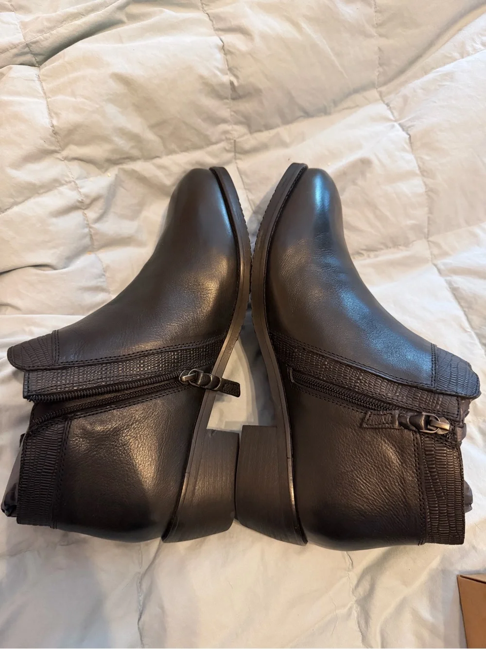 Softwalk women’s black leather boots. Size 12W Leather Ankle Boots with Side Zip